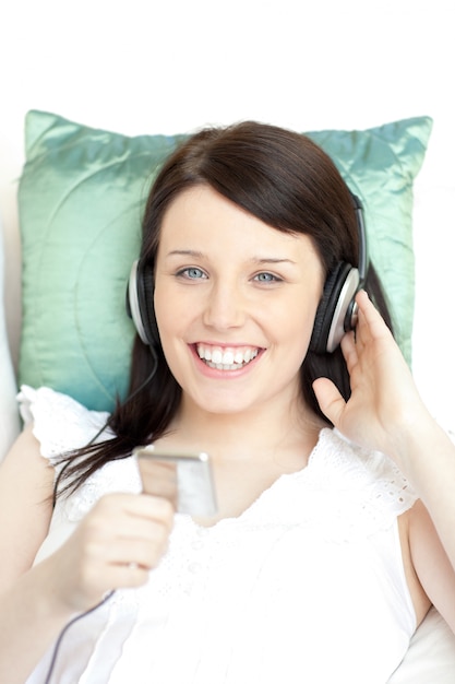 Musique écoute heureuse jeune femme avec un casque