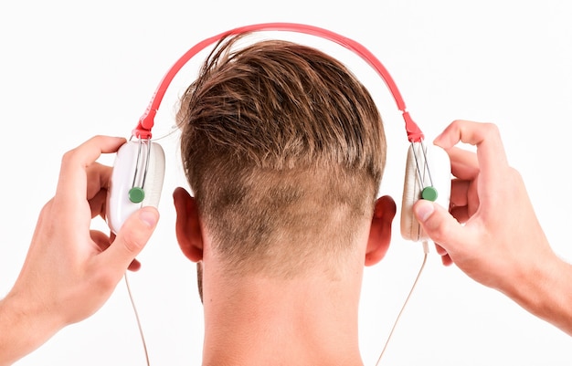 La musique est ce que je suis. homme musclé sexy écouter audio. homme dans les écouteurs isolés sur blanc. e livre. homme mal rasé écoutant un livre audio. vue arrière du cou masculin avec un casque.