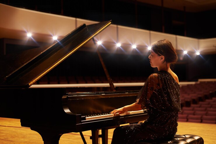 Photo la musique est son art photo d'une jeune femme jouant du piano lors d'un concert de musique