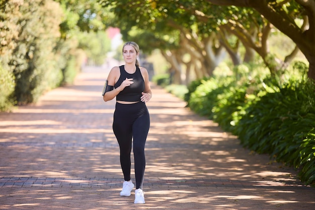 Musique fitness ou femme qui court dans le parc entraînement cardio exercice ou entraînement complet du corps pour le marathon Coureur sportif ou athlète en bonne santé exerçant sur le jogging en streaming audio ou radio chanson dans la nature