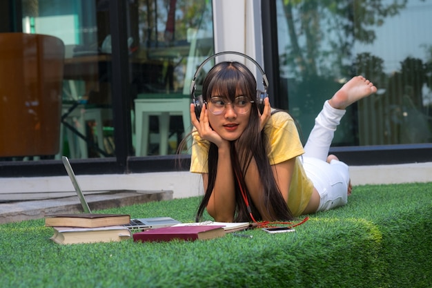 Musique gaie jeune femme écoutant dans les écouteurs à la maison