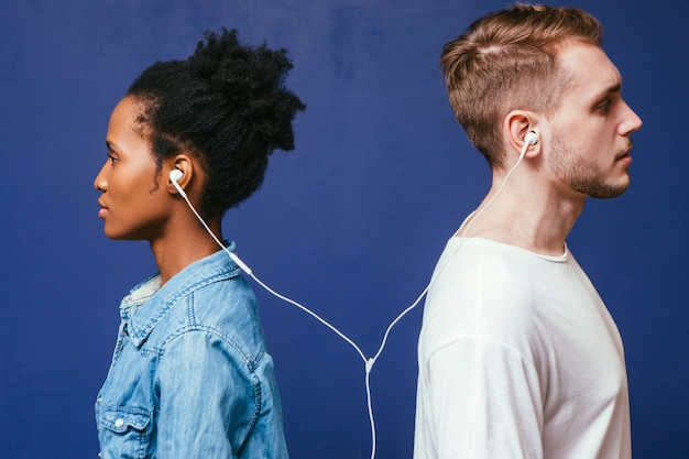Musique Homme Femme Écouteurs Connecter Ensemble Blanc Noir Écouter Couple Convivialité Amour Égalité Unité Connexion Relation Concept