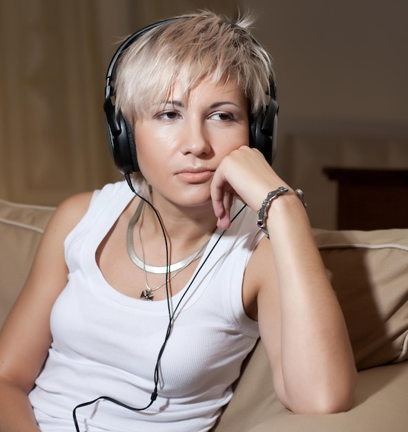 Musique jeune femme avec un casque