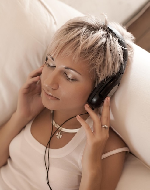 Musique jeune femme avec un casque