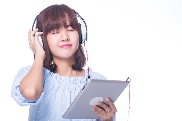 Musique, jeune femme tenant un casque avec fond blanc