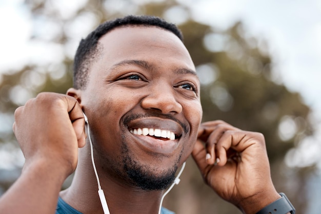 La musique me fournit un rythme régulier à suivre Photo en contre-plongée d'un jeune homme sportif écoutant de la musique tout en faisant de l'exercice à l'extérieur