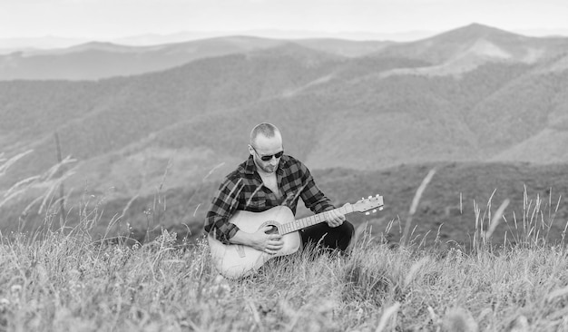 La Musique Parle Homme Sexy Avec Guitare En Chemise à Carreaux Mode Hipster Camping Occidental Et Randonnée Homme Cow-boy Heureux Et Libre Avec Joueur De Guitare Acoustique Chanson De Musique Country