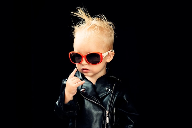 La musique rock est dans mon âme Enfant de style rock Petit enfant garçon en veste rocker et lunettes de soleil Petite rock star Tendance de la mode rock and roll Adorable petit fan de musique Musique pour enfants