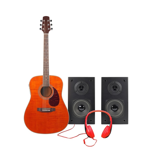 Musique et son Guitare orange deux haut-parleurs et casque rouge Isolé