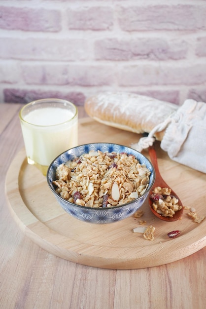 Musli fait maison dans un bol verre de lait et pain sur table