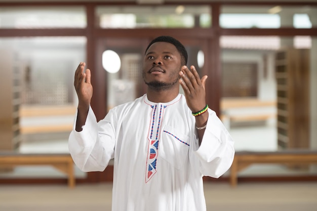 Musulman africain priant dans la mosquée