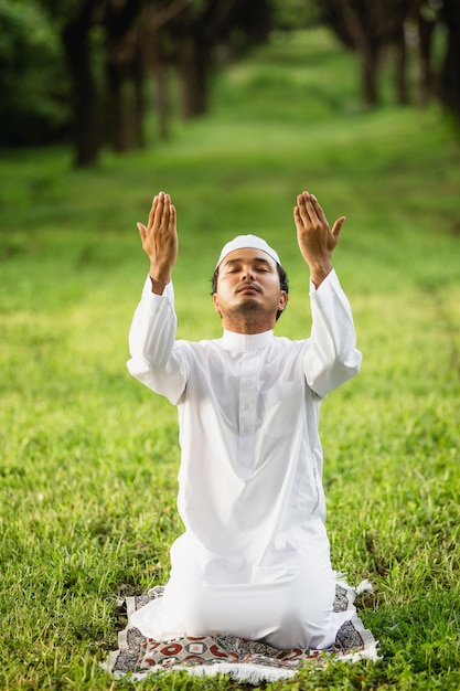 Musulman asiatique priant Allah Dieu de l'Islam.