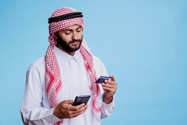 Un musulman effectue un paiement électronique.