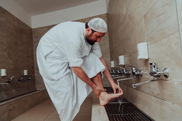 Un musulman faisant ses ablutions. Purification religieuse rituelle des musulmans avant d'accomplir la prière. Le processus de nettoyage du corps avant la prière.