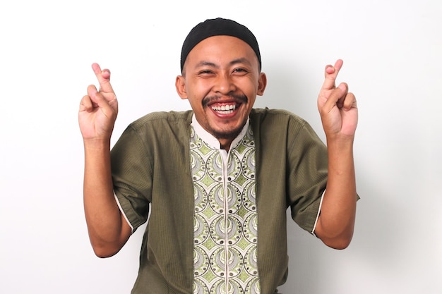 Un musulman indonésien célèbre en croisant les doigts