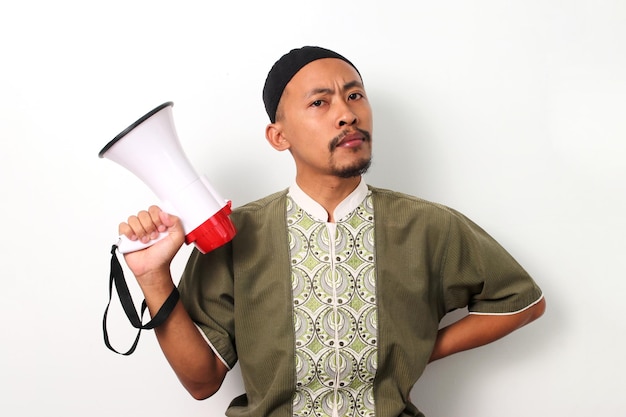 Un musulman indonésien confiant avec un mégaphone