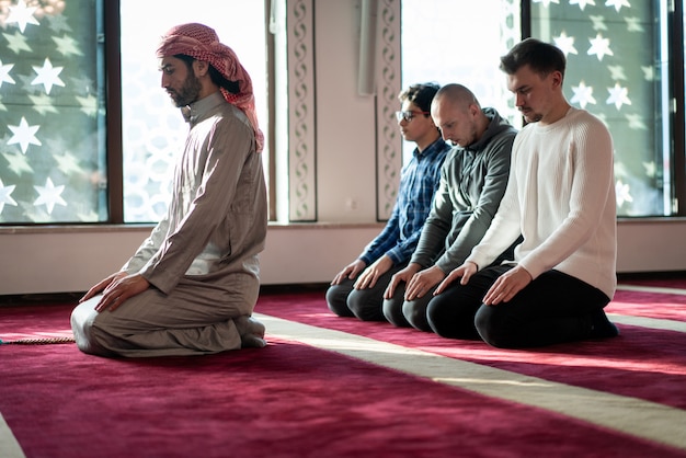 Musulman Priant à L'intérieur De La Belle Mosquée