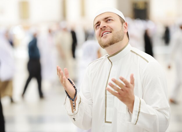 Musulman priant à la mosquée de Médine