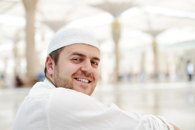 Musulman Priant à La Mosquée De Médine