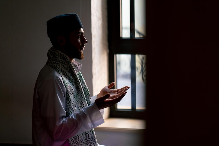 Photo un musulman prie à genoux pendant le ramadan.