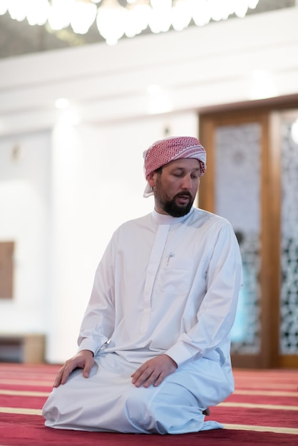 Photo un musulman termine une prière en tournant la tête sur le côté,