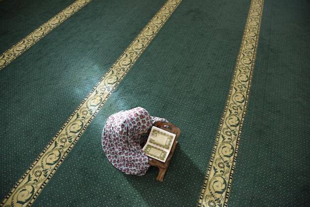 les musulmans dans la mosquée lisent ensemble le coran concept d'éducation islamique