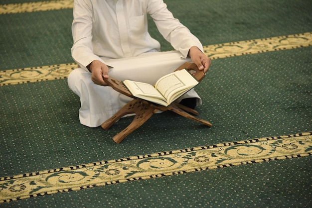 les musulmans dans la mosquée lisent ensemble le coran concept d'éducation islamique