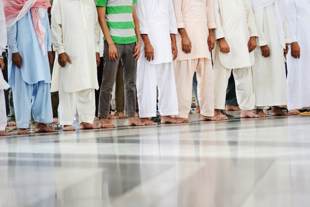 Photo musulmans priant ensemble à la mosquée sacrée