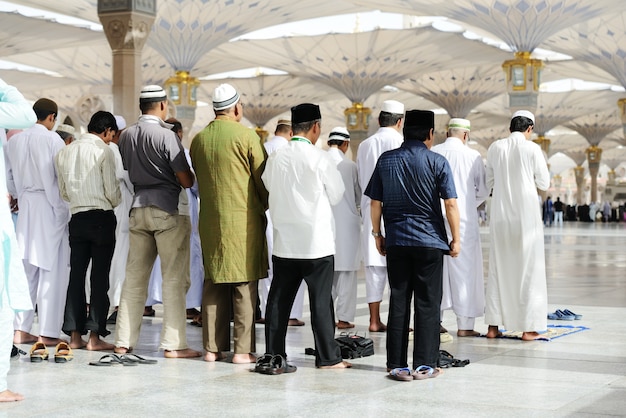 Photo musulmans priant ensemble à la mosquée sacrée