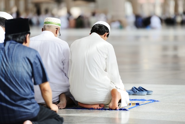 Photo musulmans priant ensemble à la mosquée sacrée