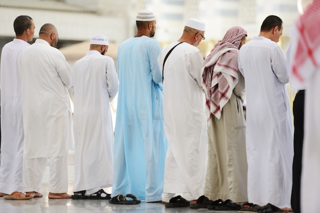 Musulmans priant ensemble à la mosquée sacrée