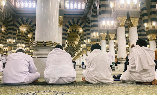 Musulmans priant à l'intérieur de la mosquée Nabawi en Arabie Saoudite