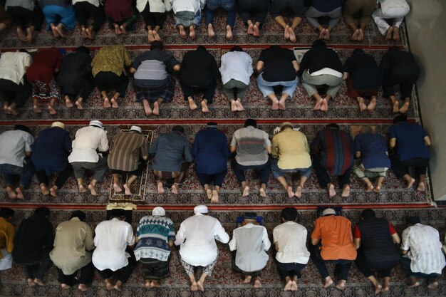 Des musulmans prient ensemble à la mosquée en se prostrant