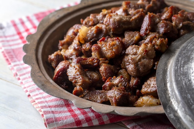 Musulmans Sacrifice traditionnel agneau de nourriture de vacances, viande rôtie turque dans une marmite en cuivre sur le dessus de la table. Kavurma turc. (nom turc ; Kurban kavurma)