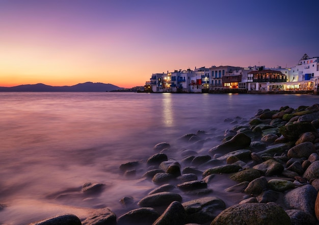 Mykonos Grèce Vue d'une maison traditionnelle à Mykonos La région de la Petite Venise Paysage marin pendant le coucher du soleil Bord de mer et plage Photo pour les voyages et les vacances