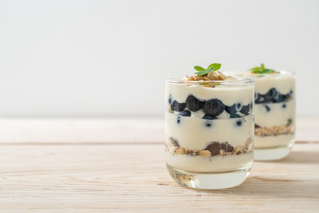 myrtilles fraîches et yogourt avec granola - style alimentaire sain