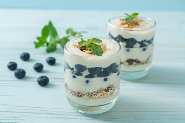 myrtilles fraîches et yogourt avec granola - style alimentaire sain