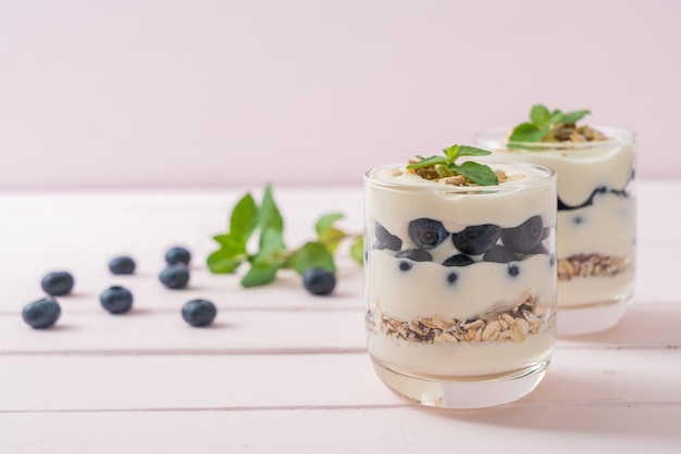 myrtilles fraîches et yogourt avec granola - style alimentaire sain