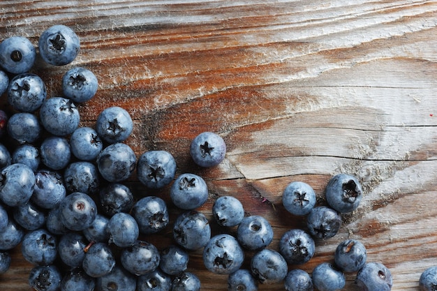 Myrtilles sur table en bois