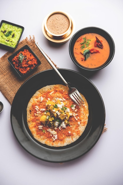 Mysore Masala Dosa ou dosa ouvert servi avec mise au point sélective de sambar et de chutney