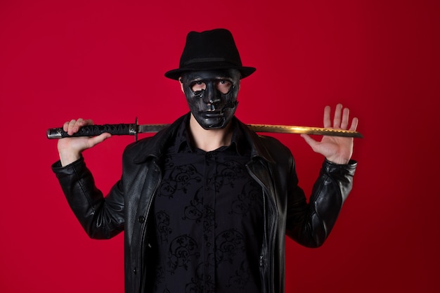 Un mystérieux assassin ninja dans un style noir un homme en vêtements noirs