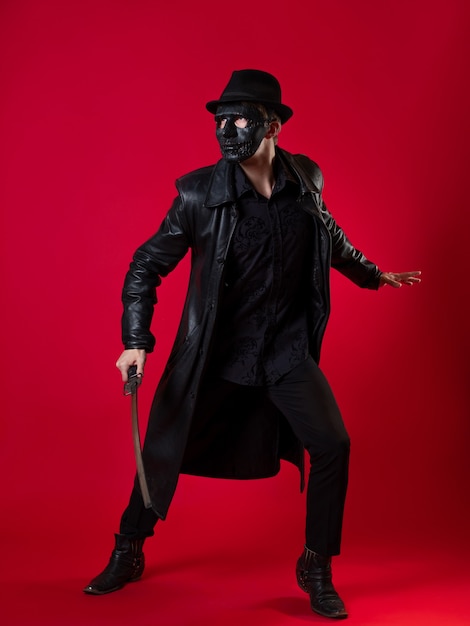 Un mystérieux assassin ninja dans un style noir un homme vêtu de vêtements en cuir noir