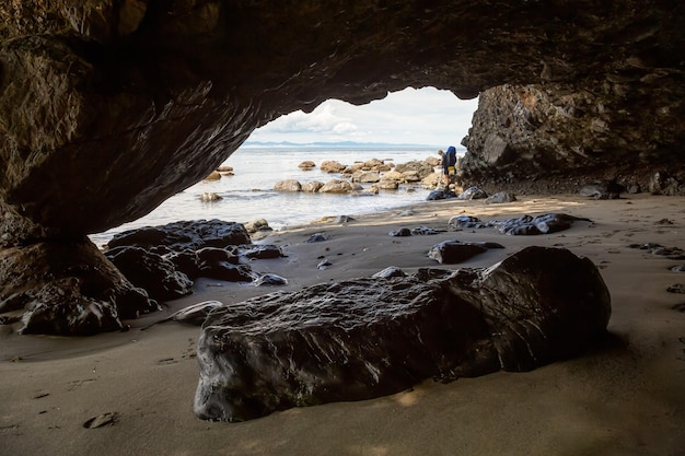 Mystic Beach sur la côte de l'océan Pacifique Rocky Cave