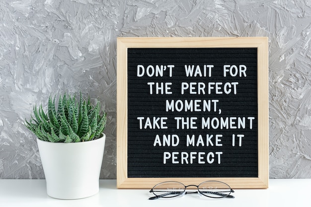 N'attendez pas le moment parfait, prenez le moment et rendez-le parfait. Citation de motivation sur tableau à lettres, fleur succulente