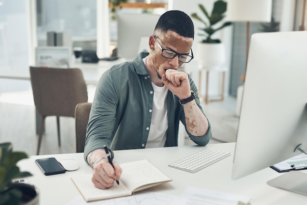 N'ayez jamais peur de réussir Photo d'un jeune homme d'affaires travaillant dans un bureau moderne