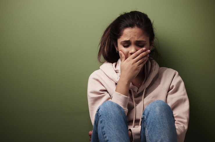 Photo ce n'est pas sain d'être seul photo recadrée d'une jolie jeune femme pleurant sur un fond vert