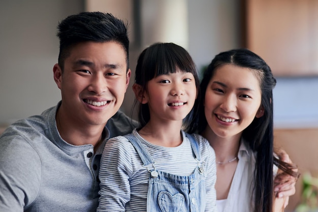 N'étaient-ils qu'une famille heureuse Portrait d'une famille heureuse se liant à la maison