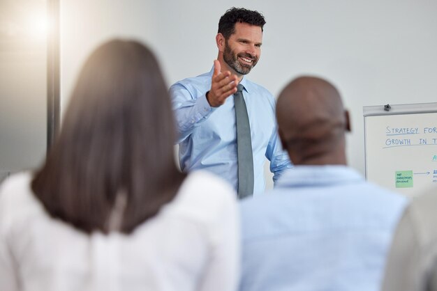 Photo n'importe qui pour essayer. photo d'un bel homme d'affaires mature faisant une présentation dans la salle de conférence.