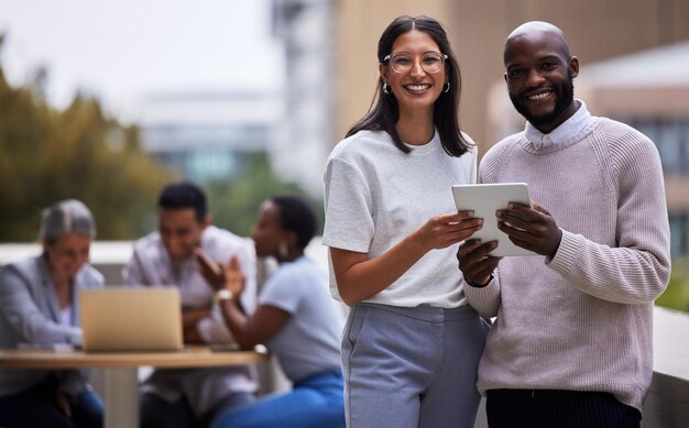 N'oubliez pas de célébrer les jalons Photo de deux collègues professionnels utilisant une tablette numérique ensemble au travail