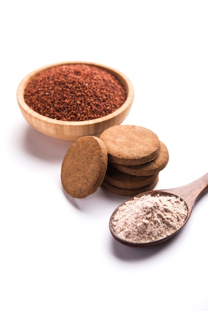 Nachni ou Ragi laddu et biscuits ou biscuits à base de millet, de sucre et de ghee. C'est un aliment sain de l'Inde. Servi dans un bol ou une assiette avec du cru entier et de la poudre